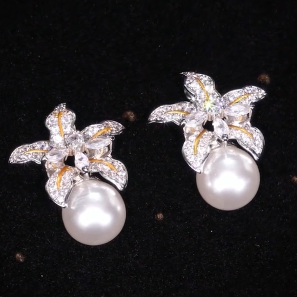Retro Sparkling Flower & Pearl Earrings - Picture 5 of 6